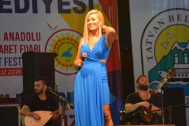 Ses sanatçısı Maral Tatvan’da konser verdi