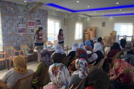 Kadın Komutanlar Köyde Kadınlara KADES Uygulamasını Anlattı