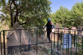 Tatvan'da Mezarlıklarda Bayram Temizliği Yapılıyor