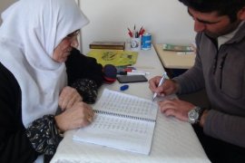 Kadınlar Aile Destek Merkezi’nde Okuma Yazma Öğreniyorlar