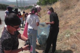 Tatvan’daki çocuklar Van Gölü sahilini temizledi