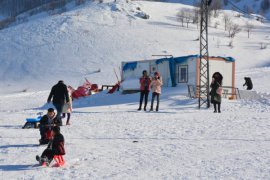 Yetim Çocuklar İçin ‘Kış Şenlikleri’ Düzenlendi