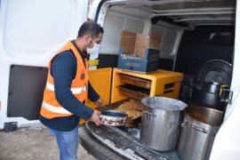 Tatvan Belediyesi Ramazan ayı boyunca sıcak yemek, ekmek, gıda kolisi ve maske dağıttı
