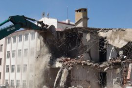 Tatvan’daki harabe 11 bina yıktırıldı