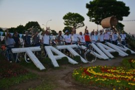 Van Gölü kirliliğine dikkat çekmek amacıyla Van’dan Tatvan’a kadar pedal çevirdiler