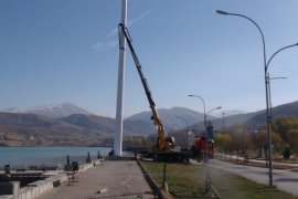 Tatvan’da 45 metre uzunluğunda bayrak direği kuruluyor