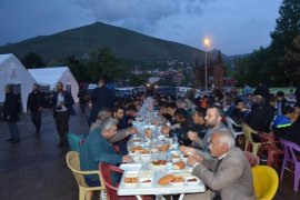 Bitlis Valisi İsmail Ustaoğlu, iftar çadırında vatandaşlarla iftar yaptı