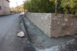 Bitlis Belediyesi Yol Yapım Çalışmalarını Sürdürüyor