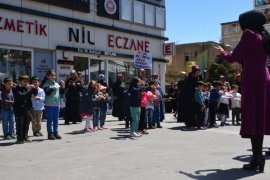 Anaokulu öğrencileri Tatvan çarşı merkezinde etkinlik yaptı
