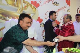 Bitlis Valisi ve Belediye Başkan Vekili İsmail Ustaoğlu, nikah kıyma işlemini gerçekleştirdi