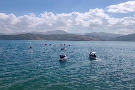 Van Gölü’ne Dikkat Çekmek İçin Su Sporları ve Çevre Temizliği Yaptılar