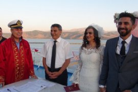 Van Gölü üzerinde nikah töreni yapıldı