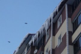 Tatvan’daki Çatılarda Biriken Kar ve Buz Sarkıtları Tehlike Saçıyor
