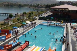 Tatvan’daki Aqua Park Hizmete Açıldı