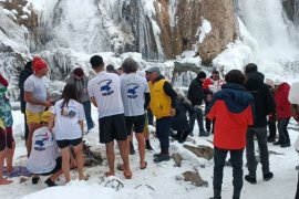 Karda Halay Çekip Donmuş Suda Yüzdüler