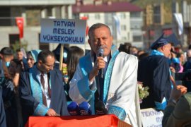 Bitlis Eren Üniversitesi'nde Mezuniyet Töreni Düzenlendi