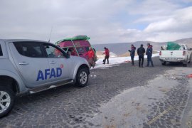 Nemrut Dağı’na Yem Bırakmaya Giden Belediye Ekipleri Mahsur Kalan Turistleri Kurtardı