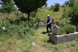 Bitlis Belediyesi Mezarlıkları Temizliyor