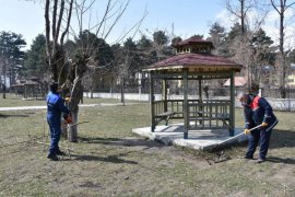 Tatvan’da Park ve Bahçelerde Temizlik ve Budama Çalışmaları Devam Ediyor