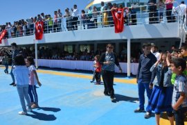 Denizcilik bayramı Tatvan’daki Türkiye’nin en büyük feribotunda kutlandı