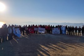 Nemrut Kalderası Milli Parkı’na dikkat çekmek isteyen 70 kişilik doğasever ile dağcı gurup 40 kilometrelik dağ tırmanışı ve zirve yürüyüşü yaptı