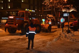 Tatvan’da karlar yerleşim alanı dışına taşınıyor