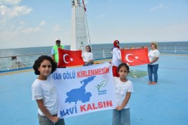 Türkiye’nin En Büyük Feribotunda Zafer Bayramı’nı Kutladılar