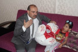 Vali Ustaoğlu, 7 yaşındaki Narin Sude’yi evinde ziyaret etti
