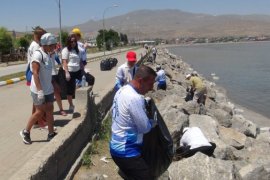 Doğaseverler ile Aktivistler Van Gölü Sahilinde Çöp Topladı