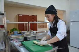 Tatvan’daki Meslek Lisesi Öğrencileri Yemek Üretimine Başladı