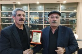 Tatvan’daki 40 Yıllık Esnafa Plaket Verildi