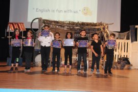 Bitlis'teki Öğrenciler İngilizce Tiyatro Sergiledi