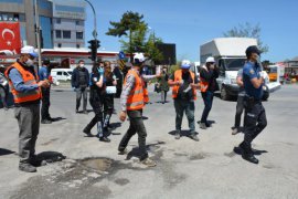 Tatvan’daki vatandaşlar ile esnaflara bayrak ve maske dağıtıldı