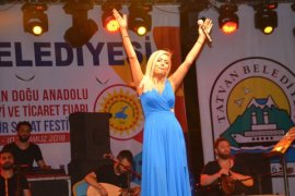 Ses sanatçısı Maral Tatvan’da konser verdi