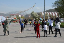 Tatvan’daki Özel Eğitim Gereksinimli Çocuklar İçin Uçurtma Etkinliği Düzenlendi