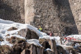 Bitlis Kalesi’nde kar temizliği