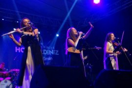 Üç Kız Kardeşin Tatvan’daki Konserine Yoğun İlgi