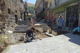 Bitlis’te Yıpranan Parke Taşları Temizlenerek, Bazalt Taşıyla Güzelleştirildi