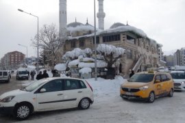 Adıyaman'da Depremde Hayatını Kaybeden Aile Tatvan'da Toprağa Verildi