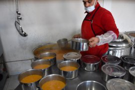 Tatvan'da İhtiyaç Sahibi Ailelere İftarda Sıcak Yemek Dağıtımı Yapılıyor