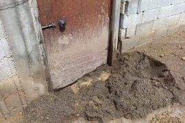 Beştaş Mezrasında Sel, Araçlar ve hayvanlar mahsur kaldı