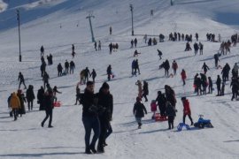 Tatvan Belediyesi’nin ‘Kayak Festivali’ Etkinliklerine Yoğun İlgi