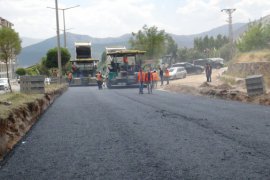 Tatvan Cumhuriyet Caddesi’nde sıcak asfalt yapımı