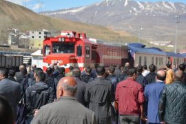 Van Gölü Ekspresi yolcuları Tatvan’da çiçeklerle karşılandı