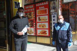 Tatvan’daki esnaflara ücretsiz maske dağıtımına başlandı