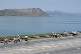 Kadınlar İle Aktivistler, Van Gölü İçin 140 Kilometre Yolu 4 Günde Yürüdü