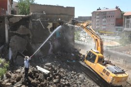 Metruk Binalar Yıkılıyor, Bitlis’in Tarihi Kimliği Yeniden Doğuyor