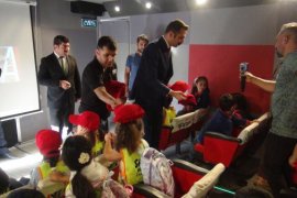 TRT tarafından Van Gölü sahilinde çocuklara yönelik sinema etkinliği düzenlendi