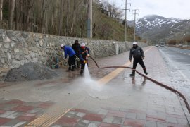 Bitlis’te Yol ve Kaldırımlar Yıkanıyor