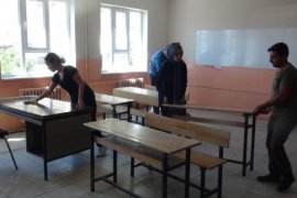Köy okulunun fedakar öğretmenleri okullarını eğitime hazırlıyor